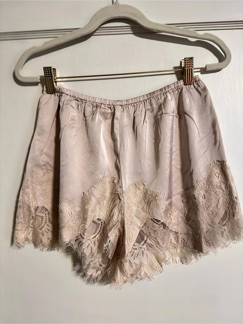 SATIN SHORTS WITH LACE POINTELLE